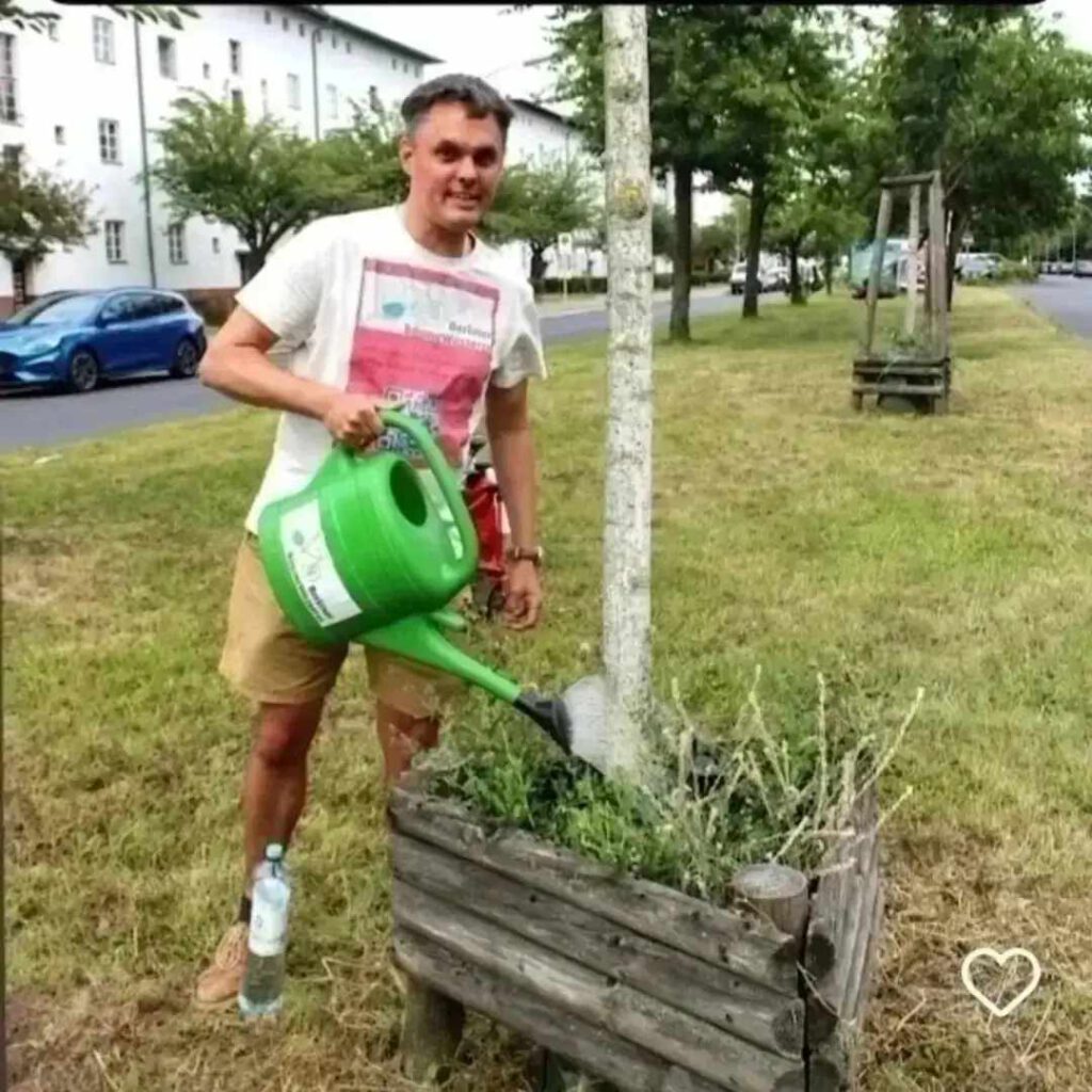 Öffentliche Gießaktion von Straßenbäumen mit Sebastian Herges