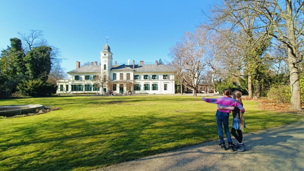Familienerlebnis in Neukölln: Audiocaching am Schloss Britz als interaktive Zeitreise